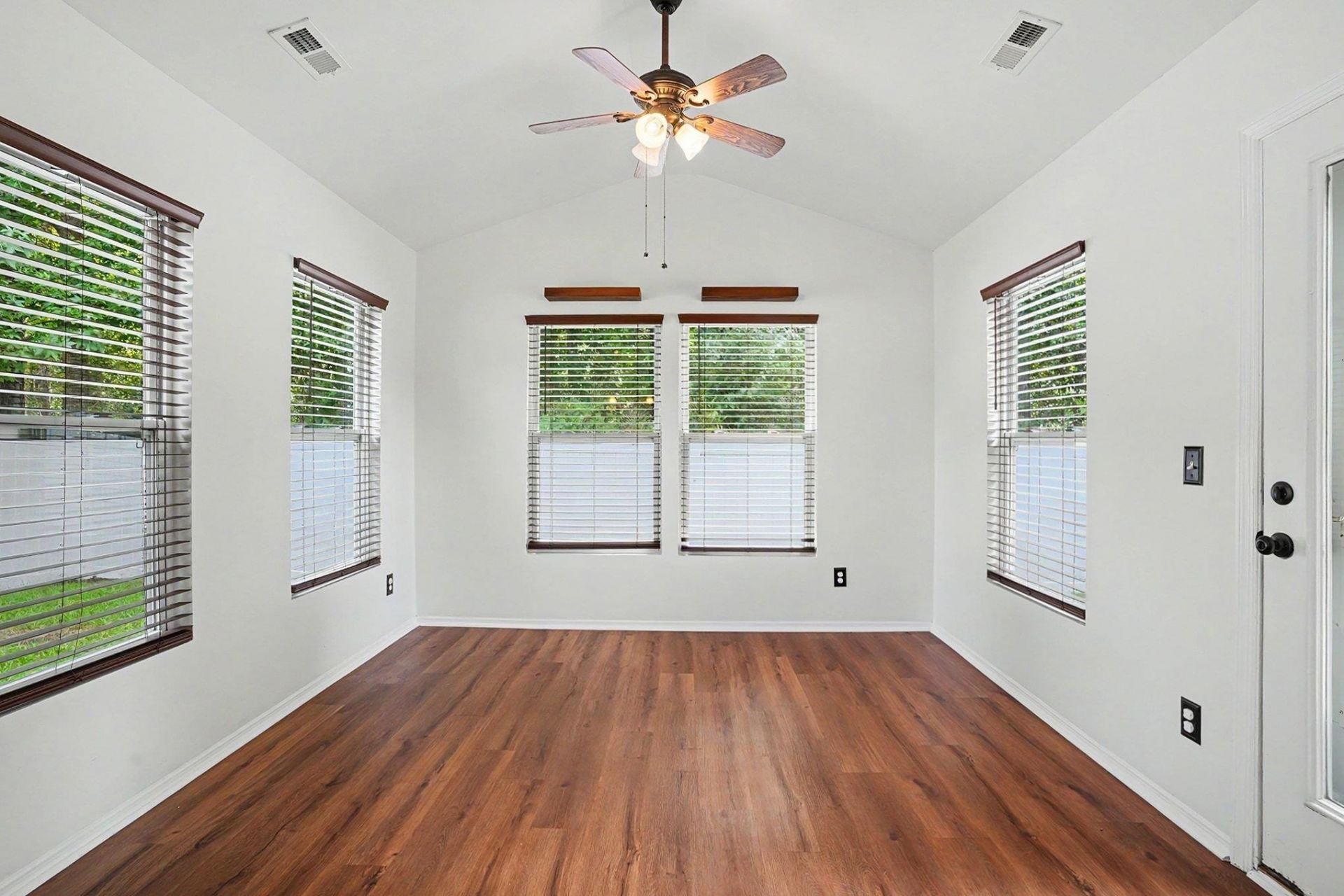 420 Bellegrove Dr. Photo 5