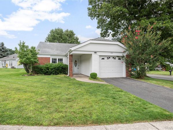 7 Avon Court , Ridge, NY 11961