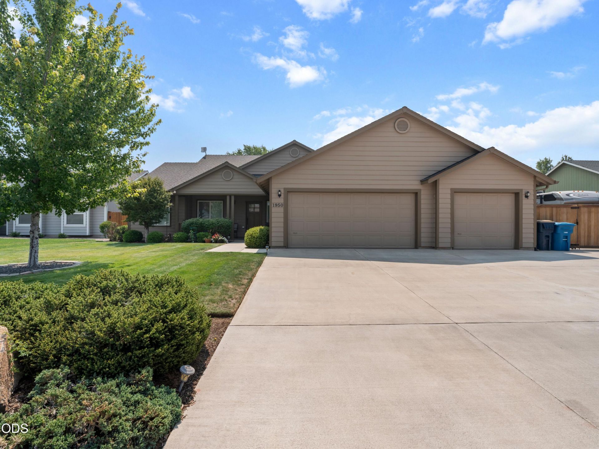1950 NW Nickernut Court, Redmond, OR 97756 Main Photo