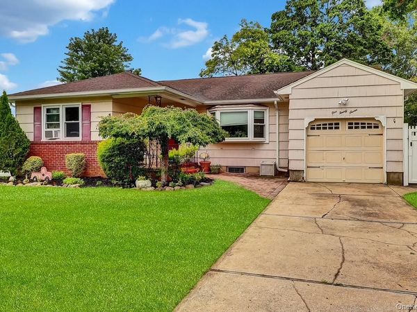127 Queens Avenue , West Babylon, NY 11704