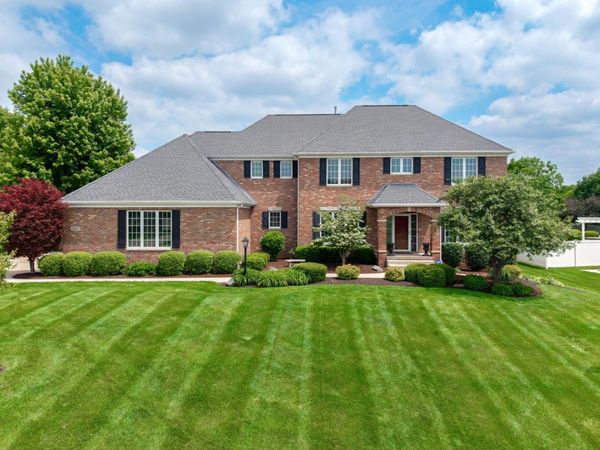5067 Pigeon Creek Trail , Bettendorf, IA 52722