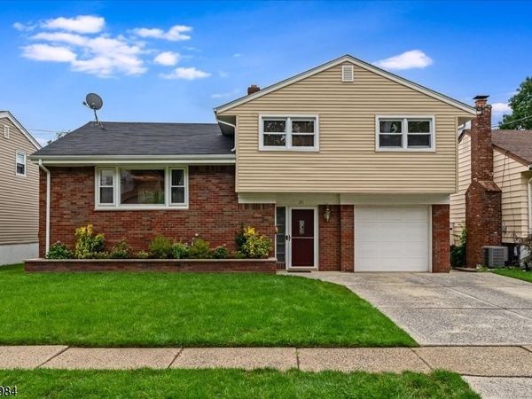 20 Moos Ln, Bergenfield, NJ 07621