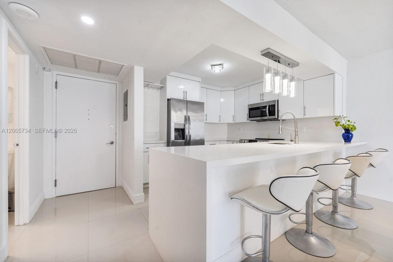 5701 Collins Ave , Unit 319, Miami Beach, FL 33140 Photo