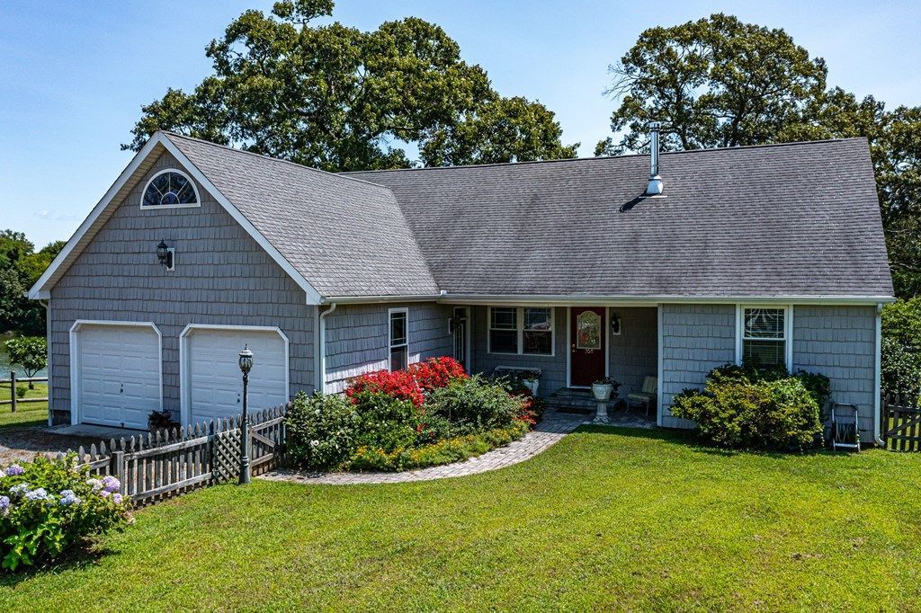 708 Queens Point Dr, Locust Hill, VA 23092 Main Photo