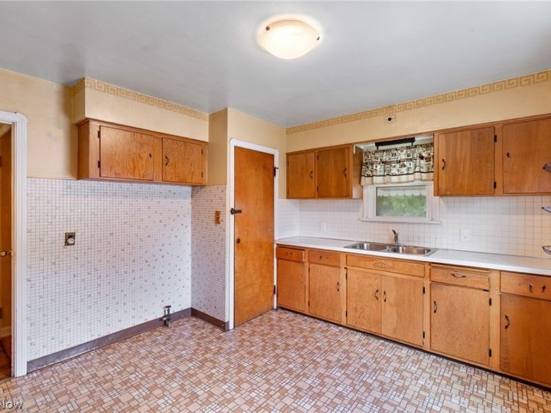 8202 Dorothy Avenue, Parma, OH 44129 Photo 9