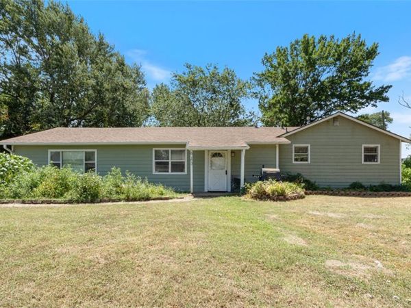 613 W Arkansas Street , Gentry, AR 72734