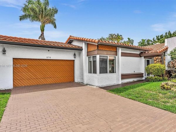 616 NE 195th St , Miami, FL 33179