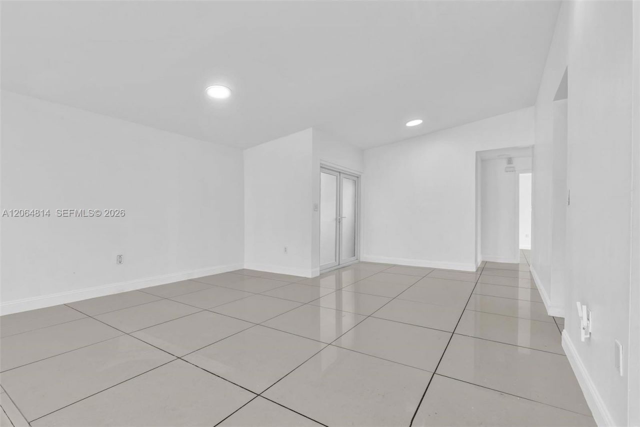 616 NE 195th St , Miami, FL 33179 Photo