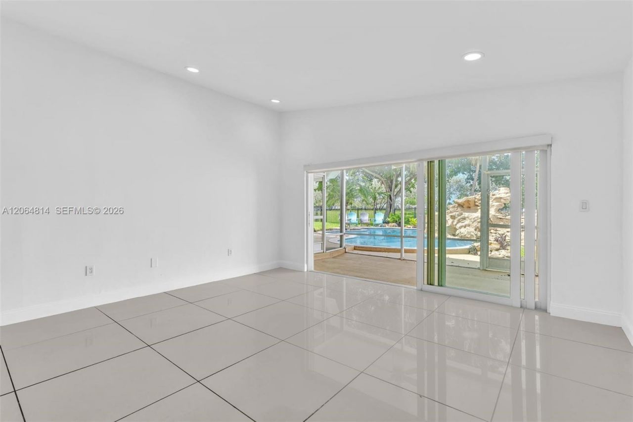 616 NE 195th St , Miami, FL 33179 Photo