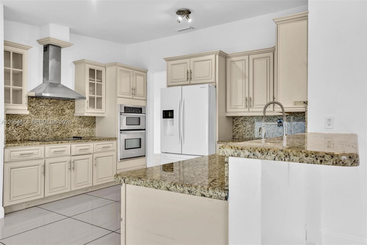 616 NE 195th St , Miami, FL 33179 Photo