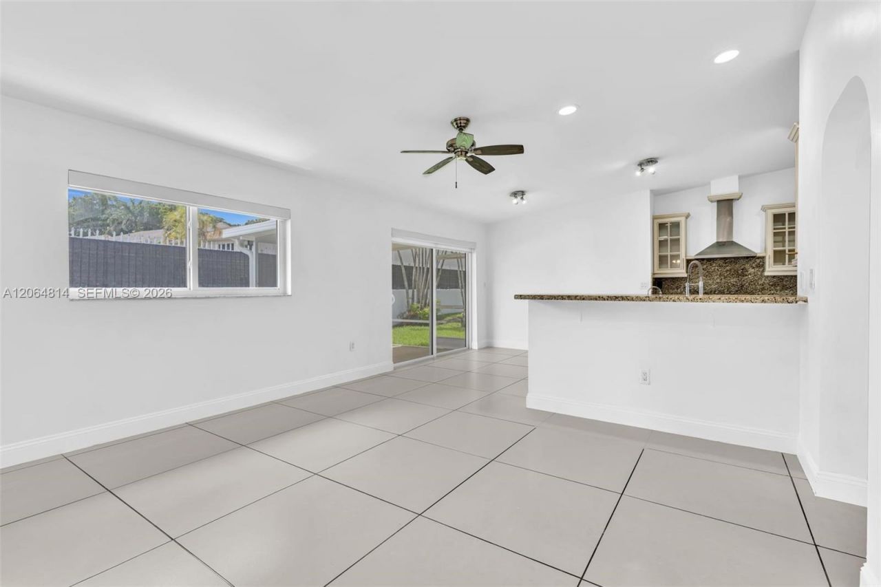 616 NE 195th St , Miami, FL 33179 Photo