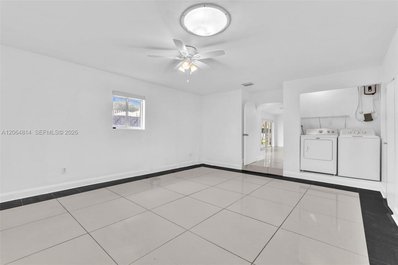 616 NE 195th St , Miami, FL 33179 Photo