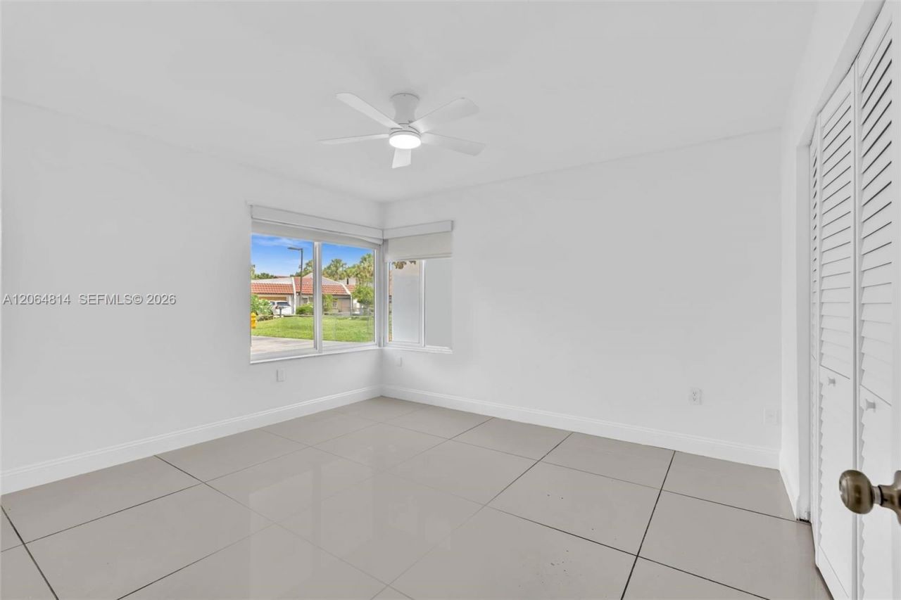 616 NE 195th St , Miami, FL 33179 Photo