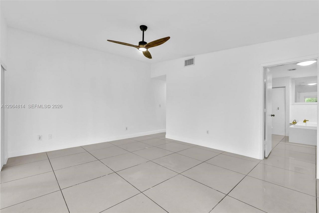 616 NE 195th St , Miami, FL 33179 Photo