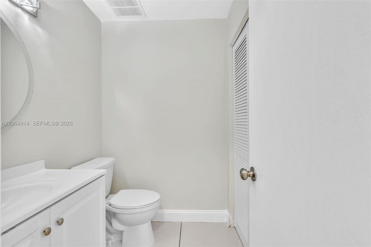 616 NE 195th St , Miami, FL 33179 Photo