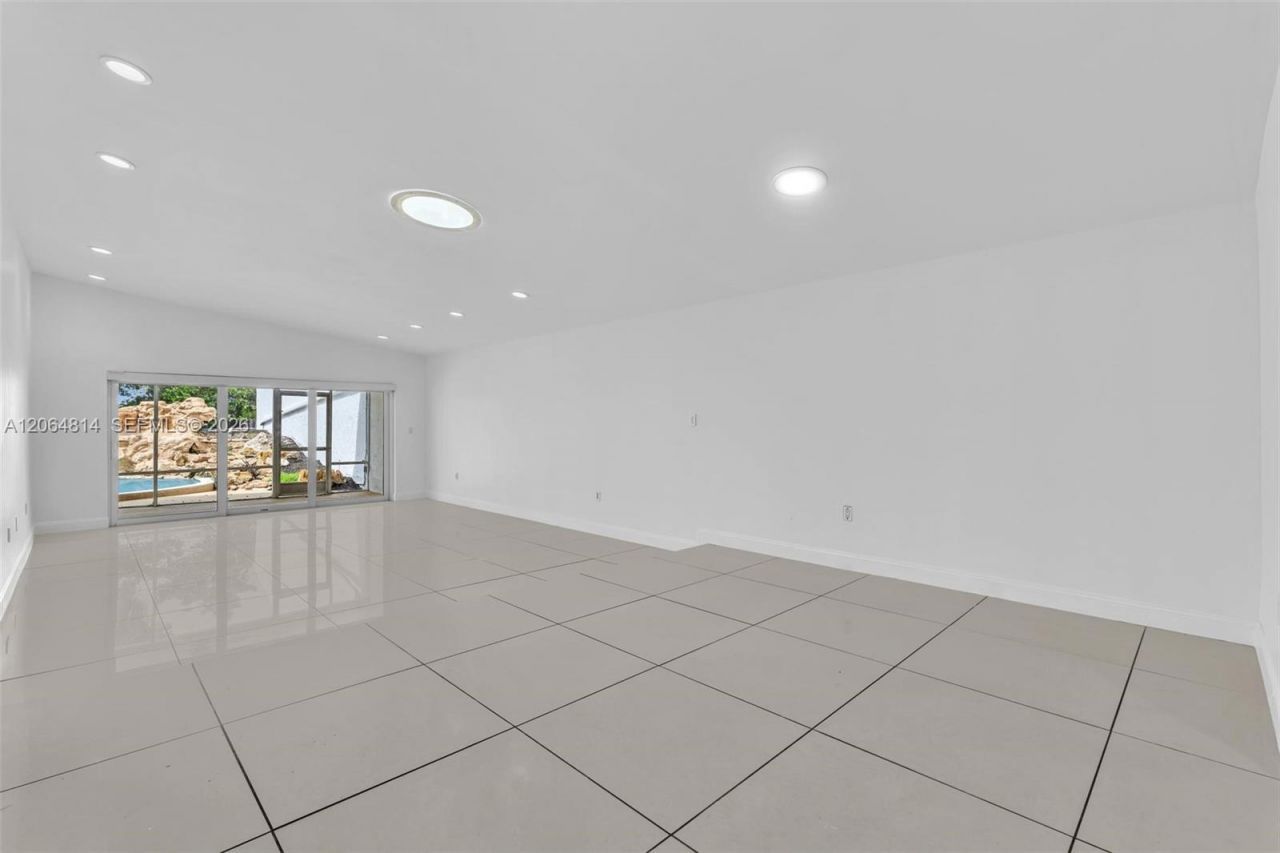 616 NE 195th St , Miami, FL 33179 Photo