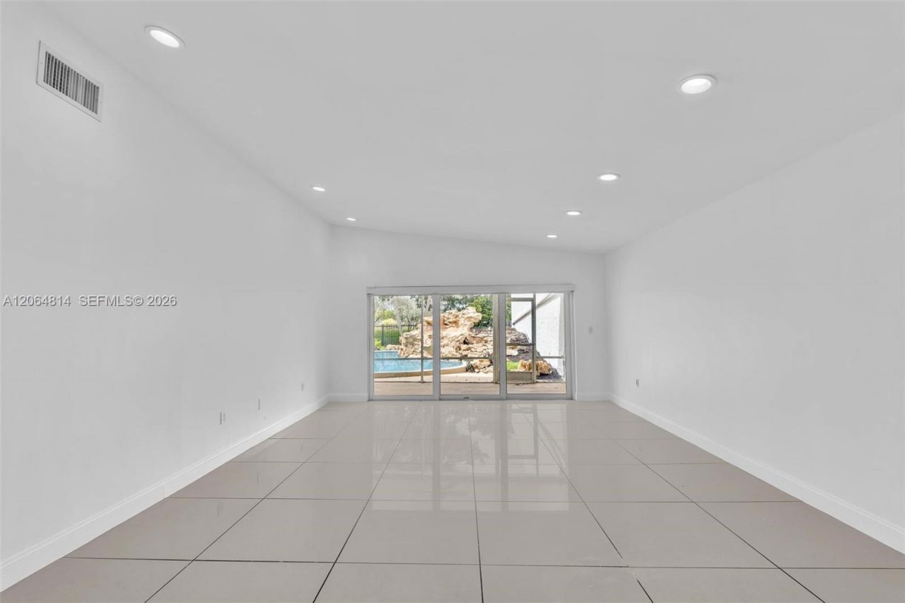 616 NE 195th St , Miami, FL 33179 Photo