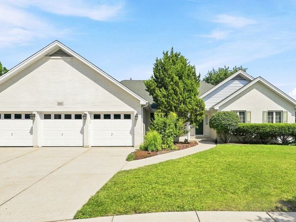 220 Rosewood Court , Westmont, IL 60559