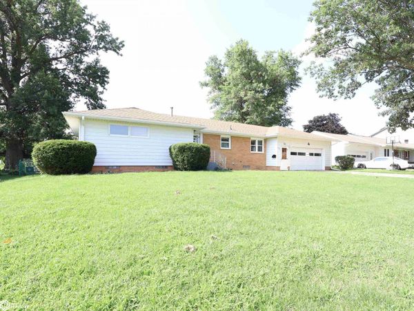 202 W Meadow Lane, Marshalltown, IA 50158