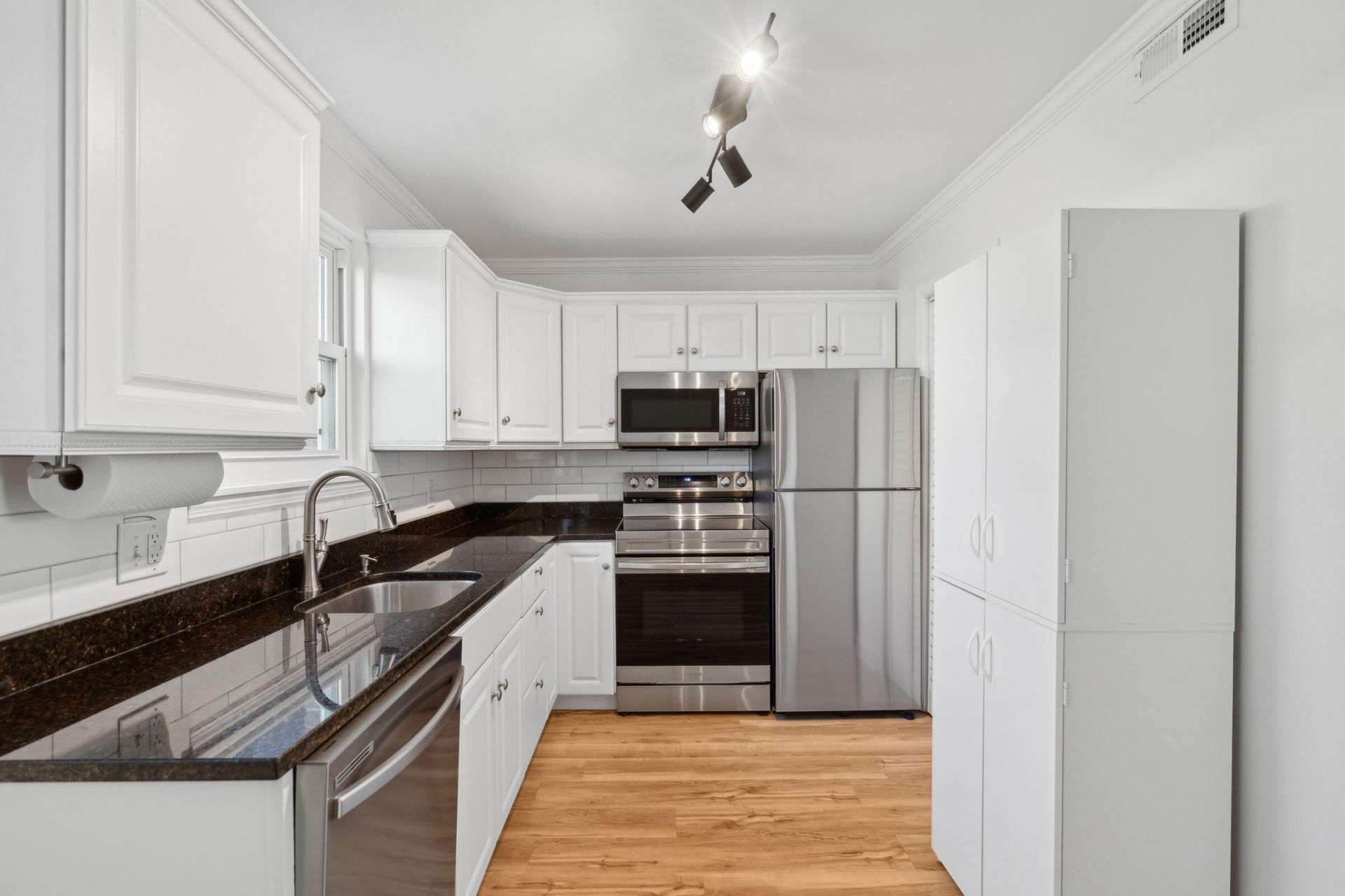 415 Parkdale Drive Photo 9