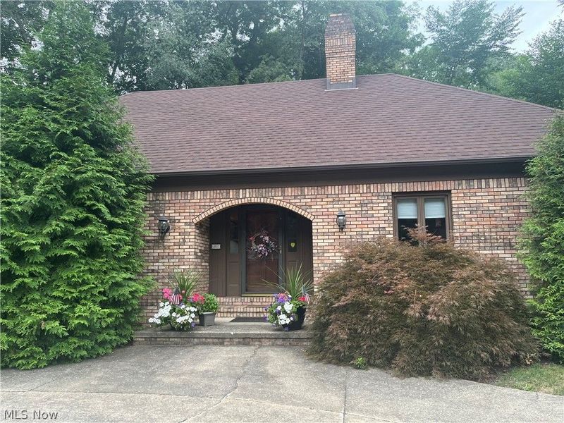 6800 Strathmore Drive, Valley View, OH 44125 Photo 2