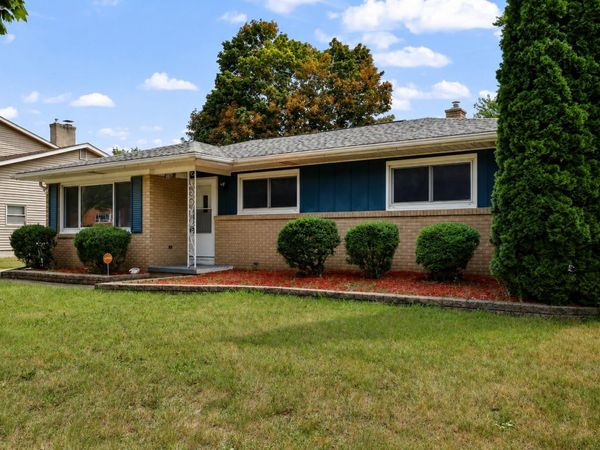 3815 Walton Drive, Lansing, MI 48910