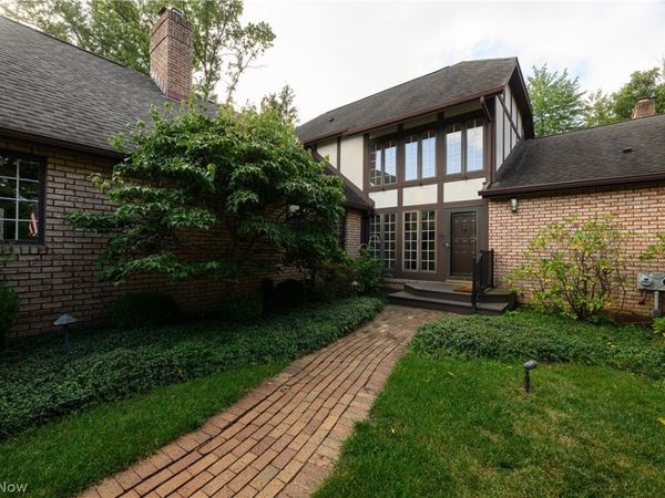 16 S Bentley Drive SE, Canton, OH 44709