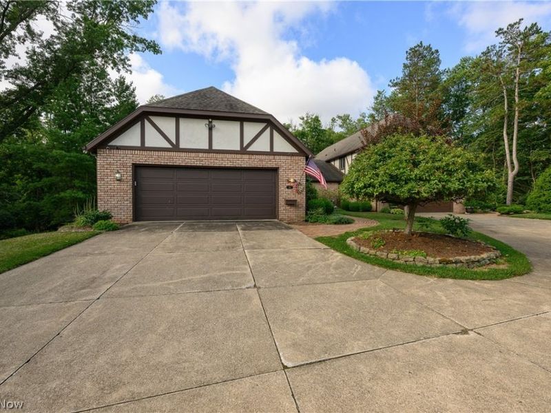 16 S Bentley Drive SE, Canton, OH 44709 Photo 2