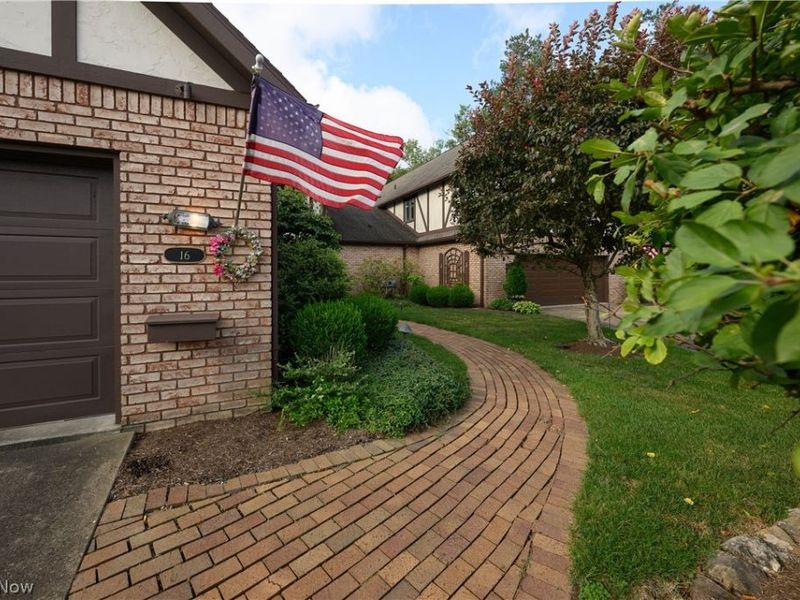 16 S Bentley Drive SE, Canton, OH 44709 Photo 3