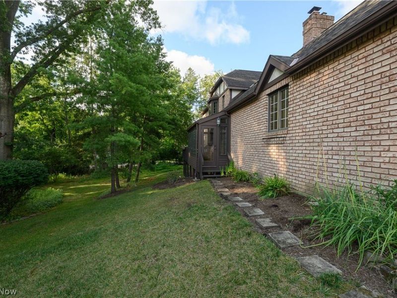16 S Bentley Drive SE, Canton, OH 44709 Photo 9