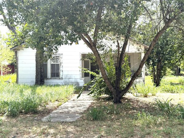 119 Pine ST , Luling, TX 78648