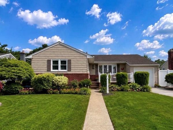 32 Taylor Drive, Farmingdale, NY 11735