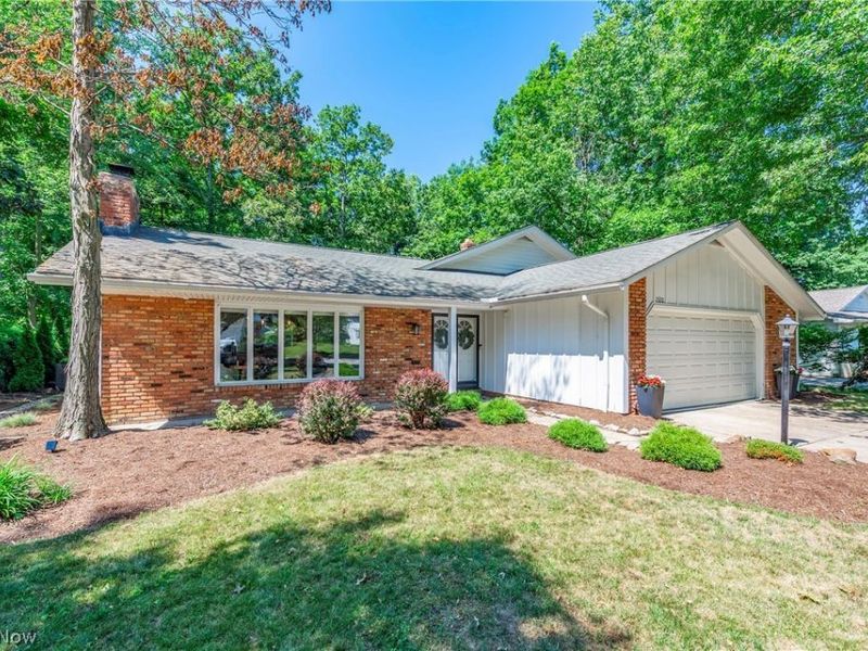 1920 Bromton Drive, Lyndhurst, OH 44124 Photo 2