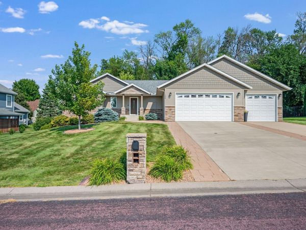 105 Hidden Oaks Circle, Mankato, MN 56001