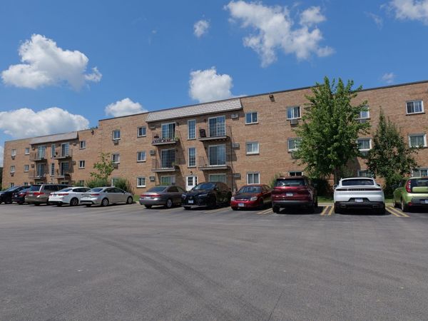 143 W Elk Trail, Unit 141, Carol Stream, IL 60188