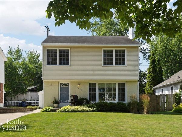 2604 SE Richards Drive SE, East Grand Rapids, MI 49506