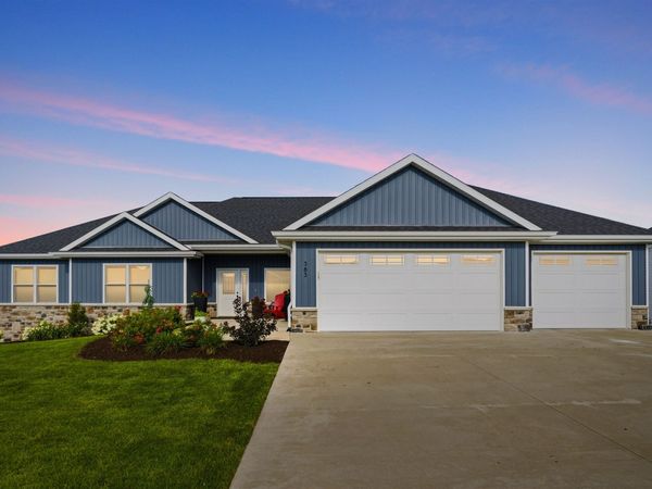 383 Solomia Court, Peosta, IA 52068