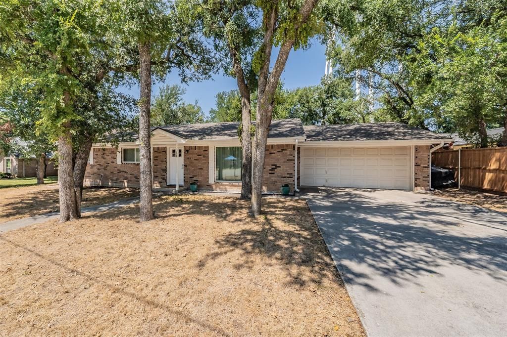 909 Shady Oaks, Bridgeport, TX 76426 Main Photo