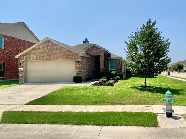 8800 Deadwood Lane, Aubrey, TX 76227