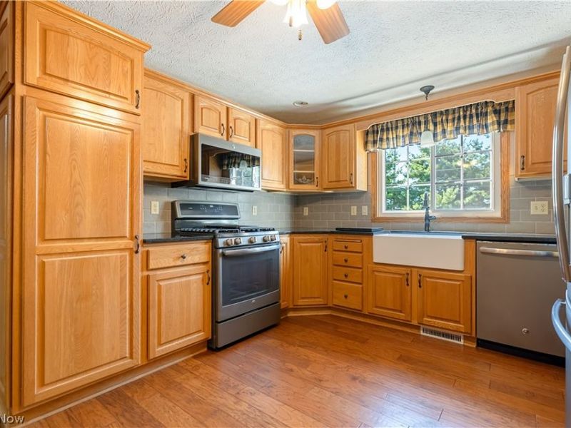 2032 Walsh Street, Louisville, OH 44641 Photo 8