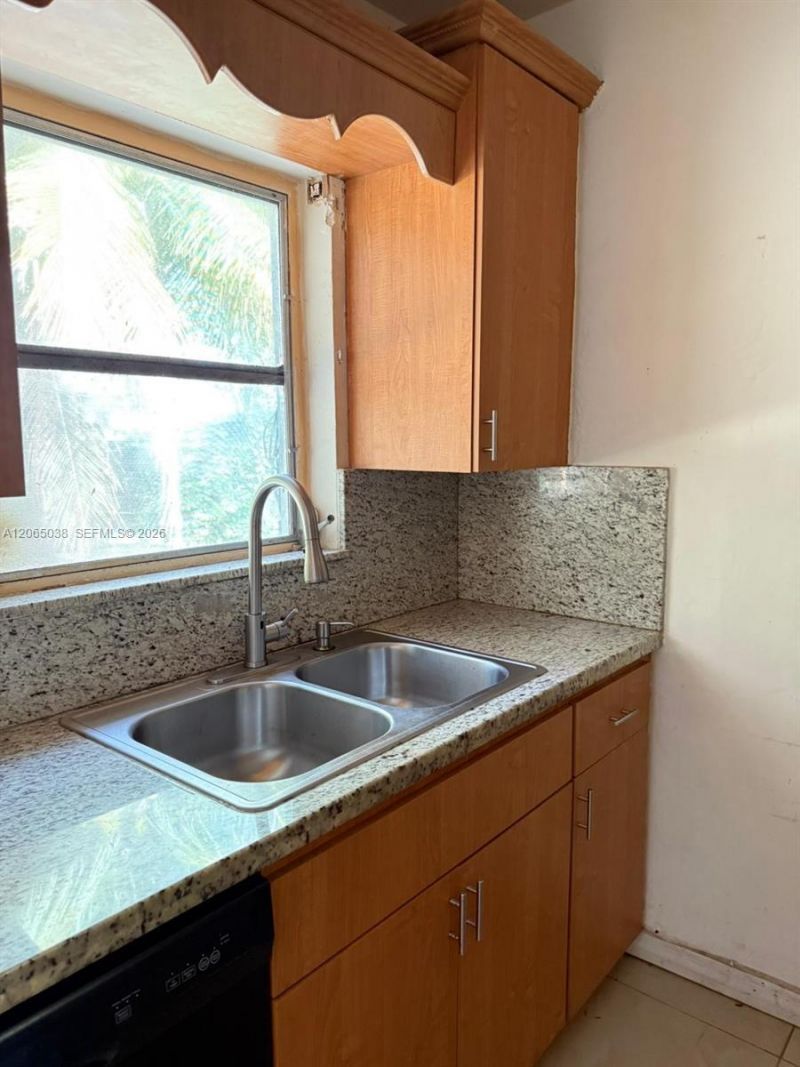 951 NE 157th Ter, North Miami Beach, FL 33162 Photo