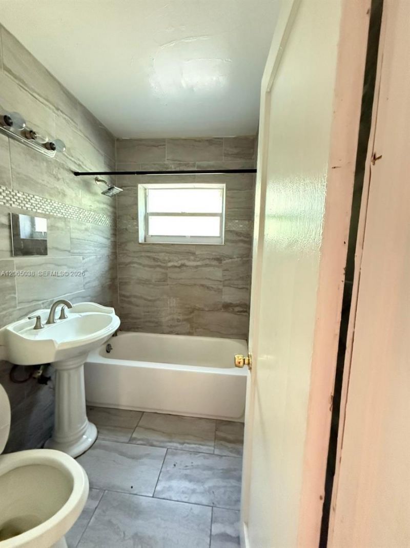 951 NE 157th Ter, North Miami Beach, FL 33162 Photo