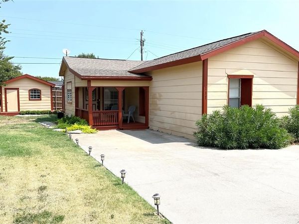 111 Ivy Lane, Roanoke, TX 76262
