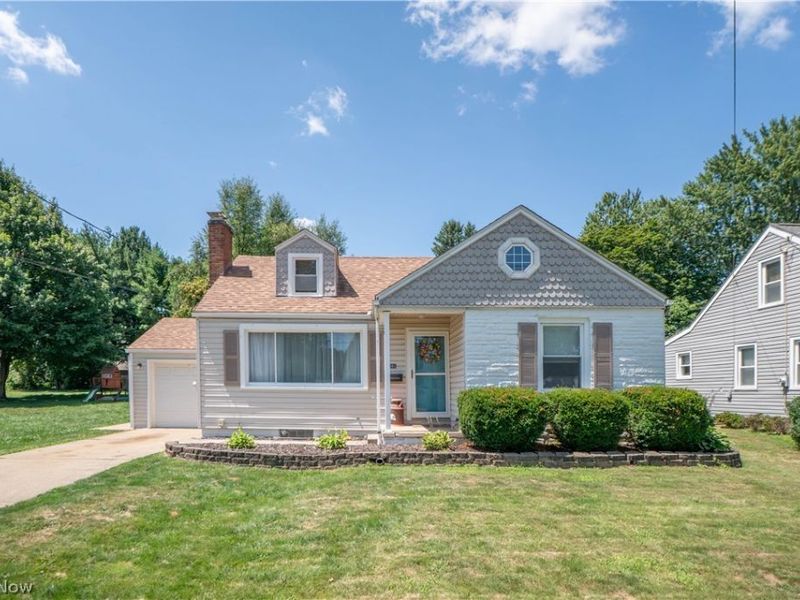 1041 Orchard Avenue NE, North Canton, OH 44720 Photo 1