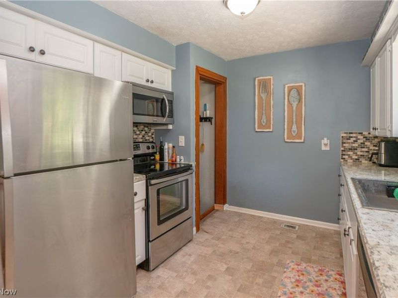 1041 Orchard Avenue NE, North Canton, OH 44720 Photo 12
