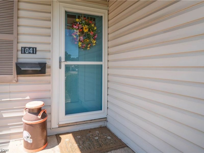 1041 Orchard Avenue NE, North Canton, OH 44720 Photo 2