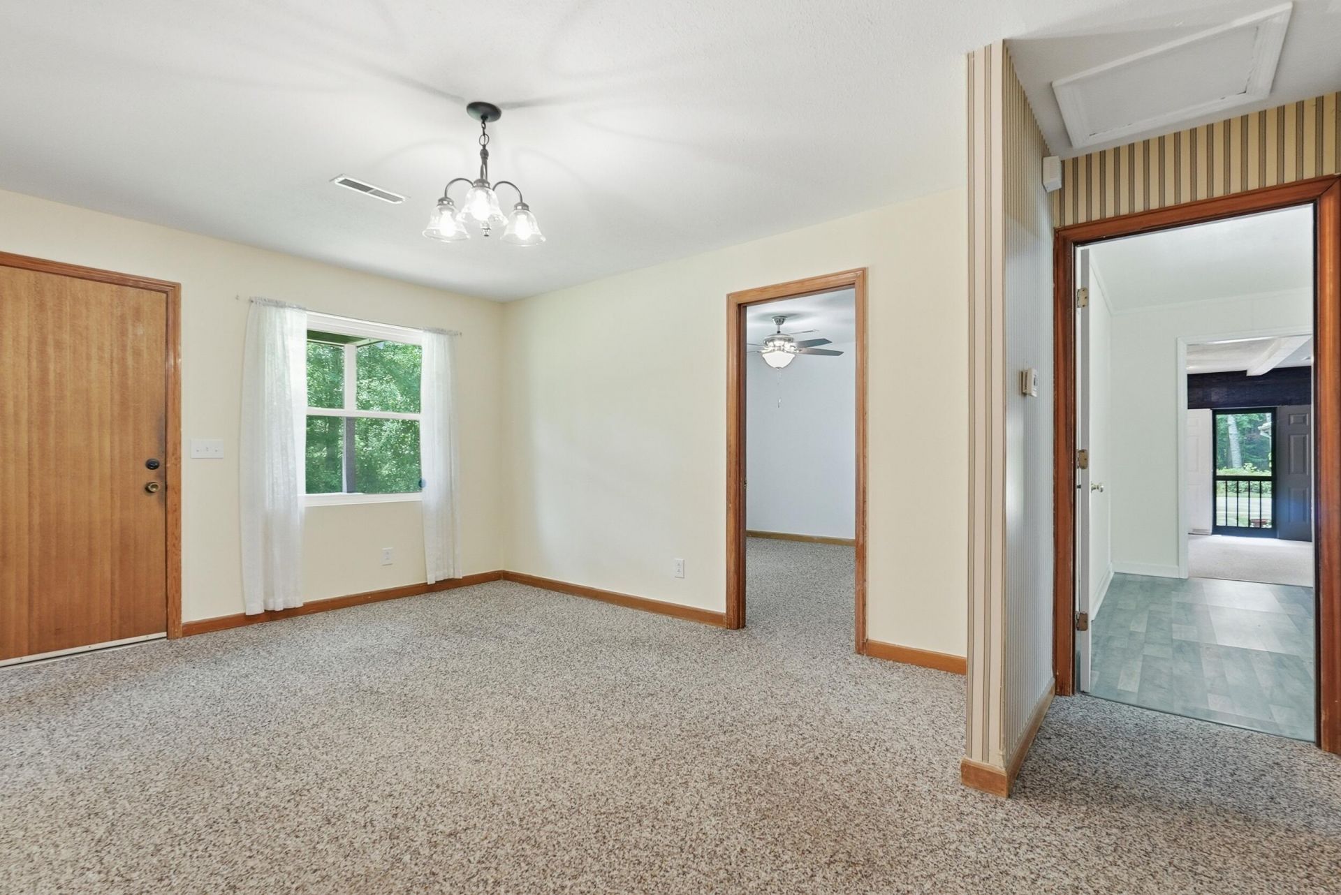 1002 Poplar Photo 6