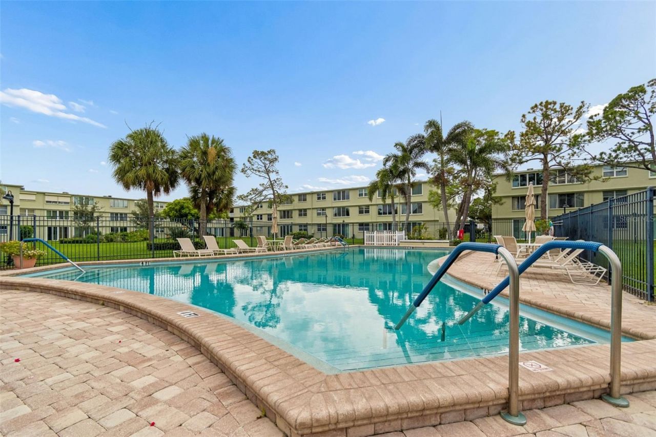 4885 1st St Ne, Unit 307, Saint Petersburg, FL 33703 Photo