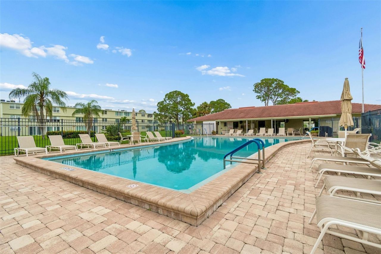 4885 1st St Ne, Unit 307, Saint Petersburg, FL 33703 Photo