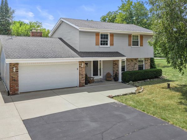 S79W31491 Green Meadow Dr, Mukwonago, WI 53149
